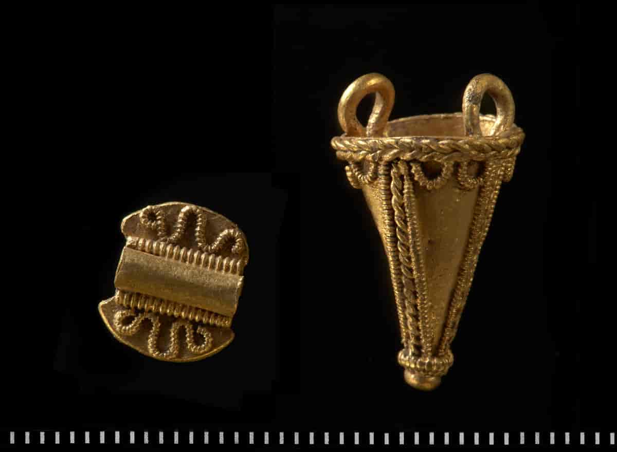 Det er gjort flere gjenstandsfunn rundt Jellhaug, blant annet dette sjeldne hengesmykket/amuletten i gull, som er datert til yngre romertid