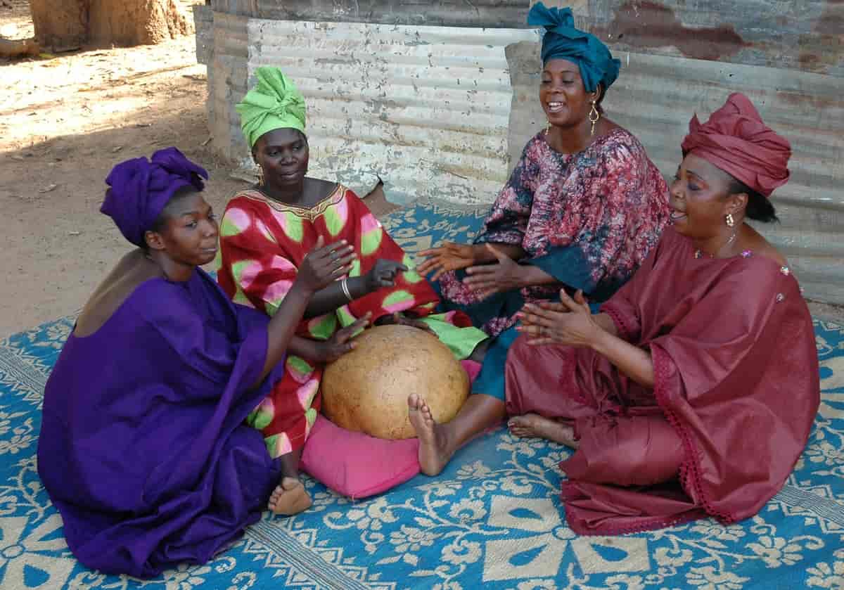 Kvinner i Njawara i Gambia som synger og spiller kalebass-tromme (2006)