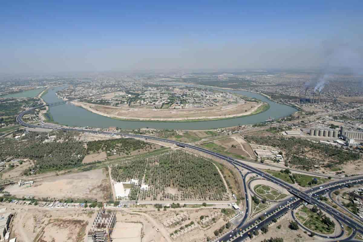 Iraks elver Tigris og Eufrat er viktig for landets jordbruk, og for transport. Her er Tigris gjennom Bagdad.
