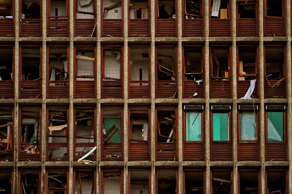 Knuste vindusruter og kontorer i Høyblokka etter bomben 22. juli 2011.