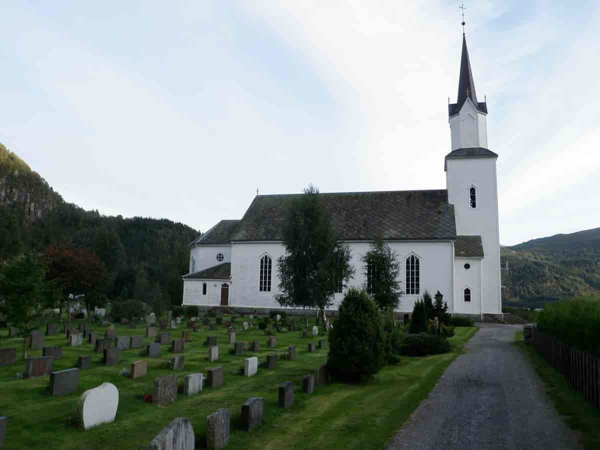 Naustdal kyrkje