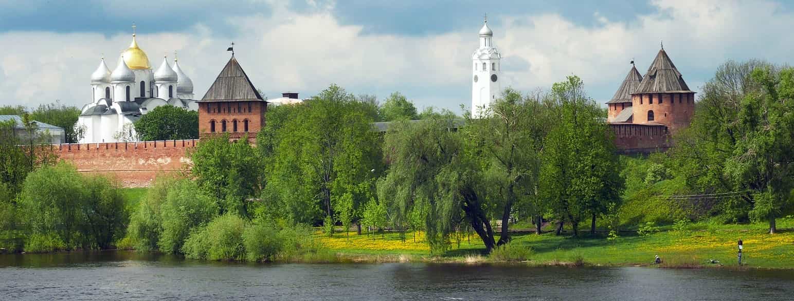 Novgorod – bymurene med Sofiakatedralen i bakgrunnen