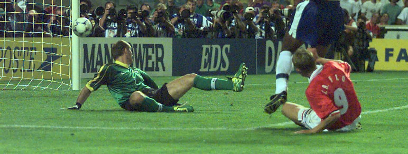 Tore André Flo skårer 1-1-målet mot Brasil under VM i Frankrike i 1998