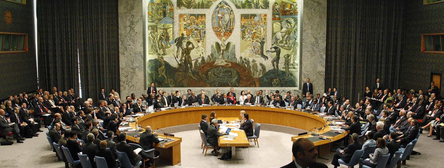 FNs sikkerhetsråd, ledet av USAs president Barack Obama, vedtar resolusjon 1887 enstemmig i 2009