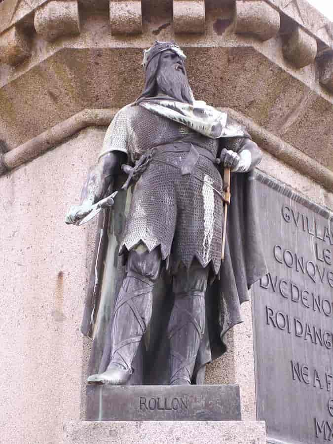 Bilde av statuen av Rollo sammen med de 6 hertugene av Normandie, på torget i byen Falaise, Frankrike