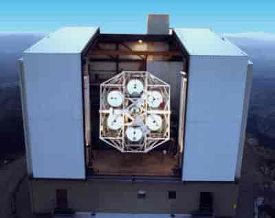 Bildet viser den første utgaven av Multiple Mirror Telescope med seks individuelle speil.