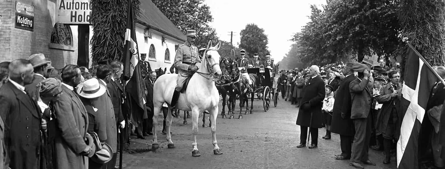 Sønderjylland ble gjenforent med Danmark i juli 1920, her rir kong Christian X over grensen