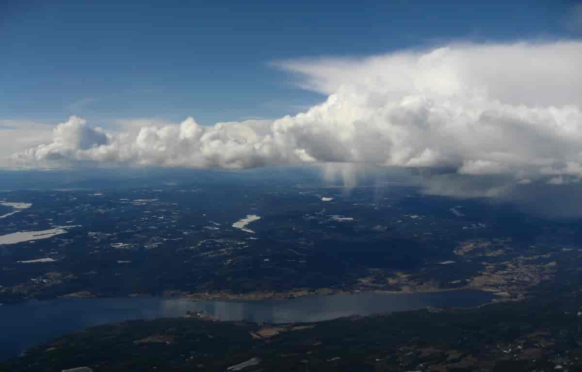 Cumulonimbus, regnbyger sett fra fly