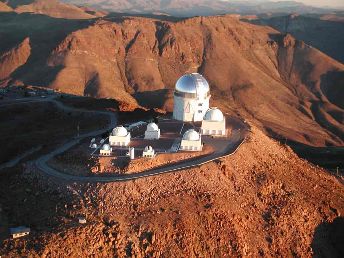 Luftfoto av teleskopene oppe på Cerro Tololo.