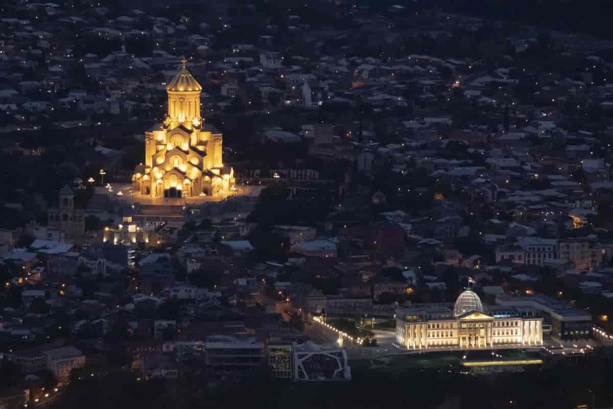 Treenighetskatedralen og Presidentpalasset i Tbilisi.