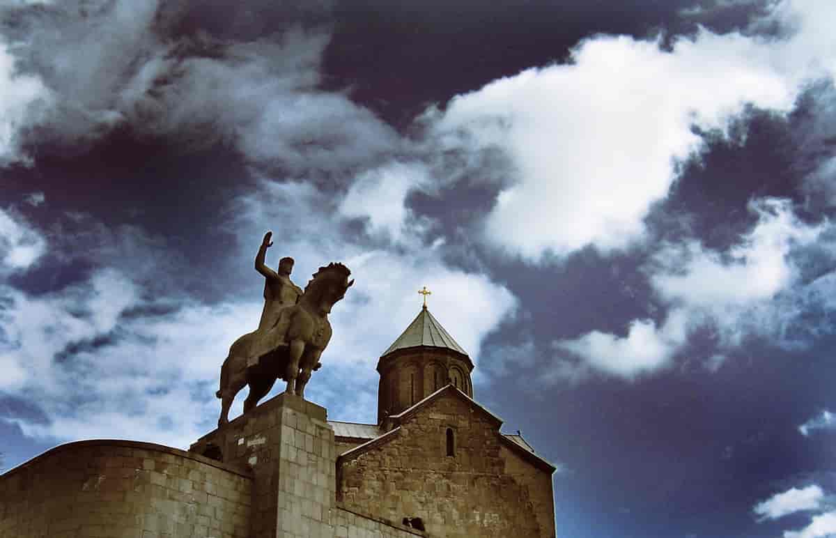 Statuen av byens grunnlegger, Vakhtang I Gorgasali ved siden av Metekhi-kirken i Tbilisi.