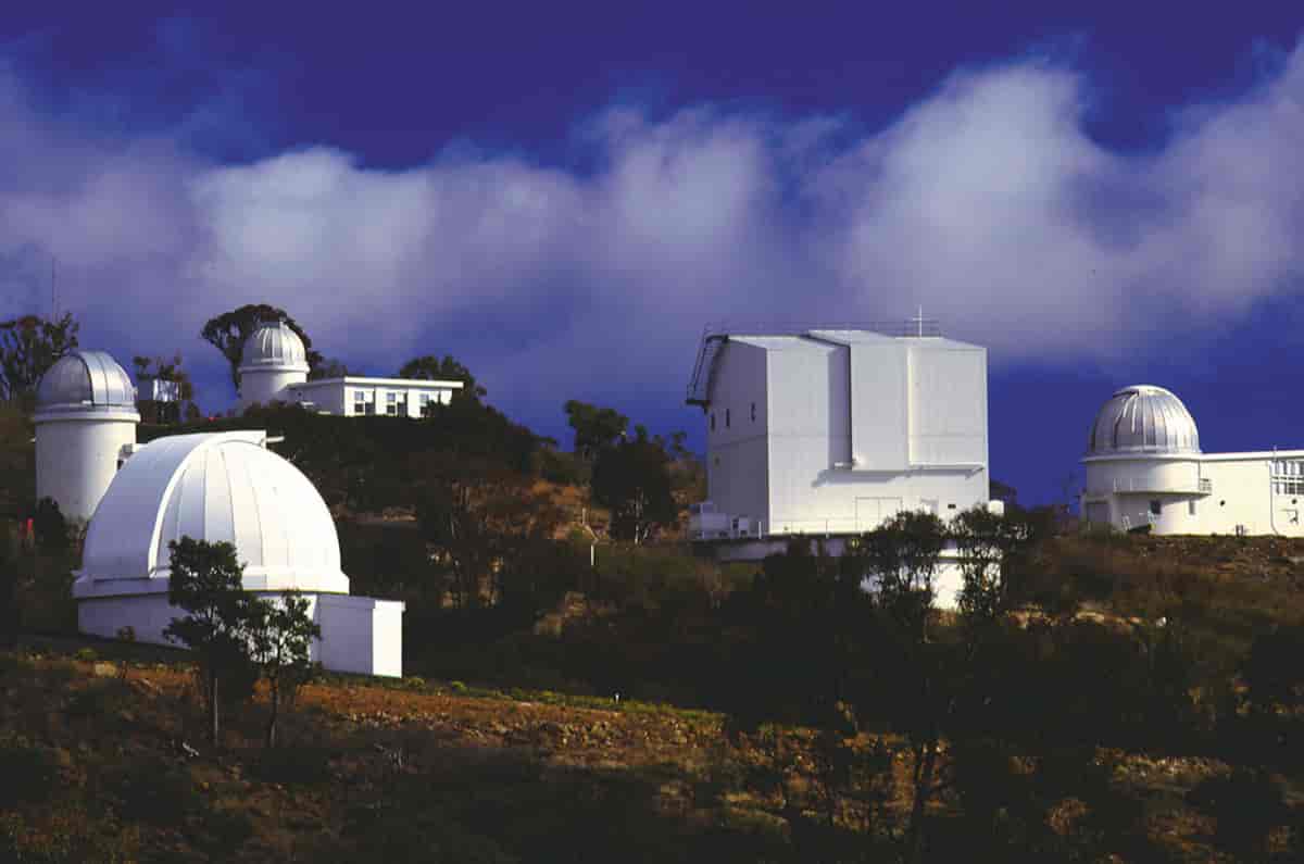 Teleskopbygninger til Siding Spring-observatoriet.