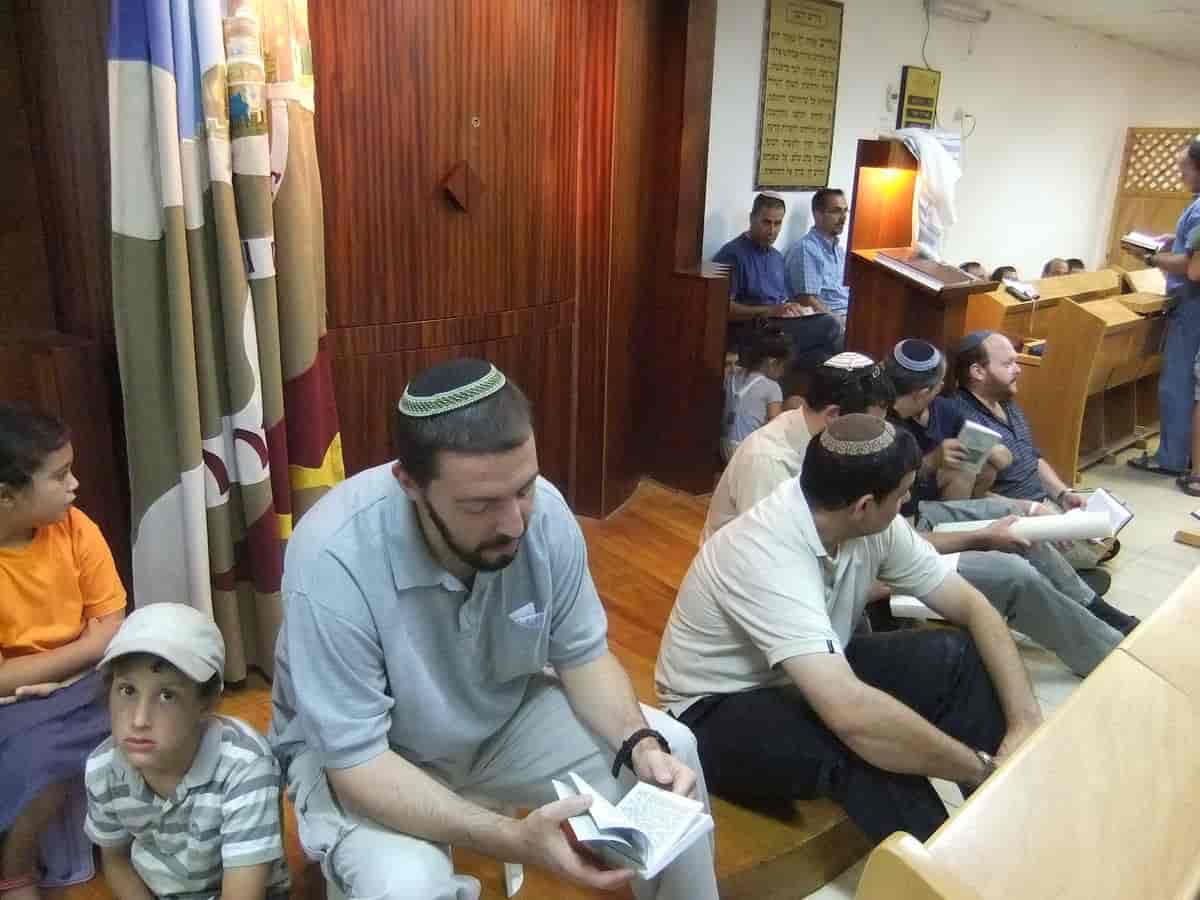 Lesing fra Klagesangene i synagogen på tisha be-av.