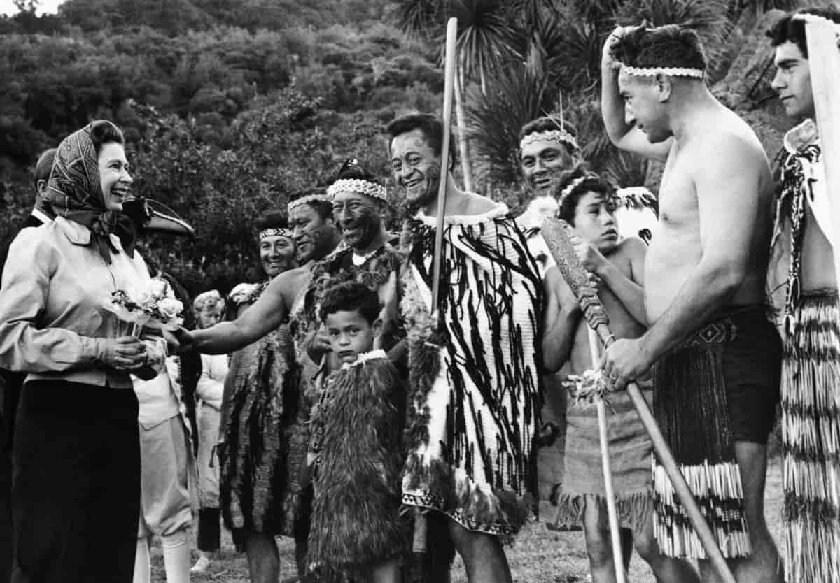 Dronning Elizabeth møter maorier på New Zealand i 1970