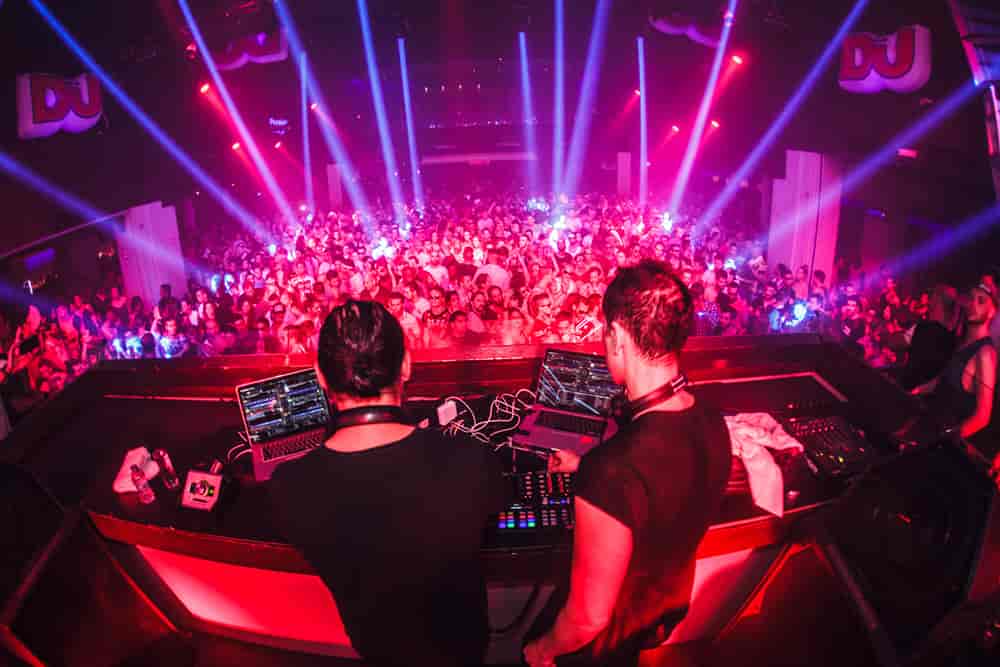 DJer på et diskotek på Ibiza