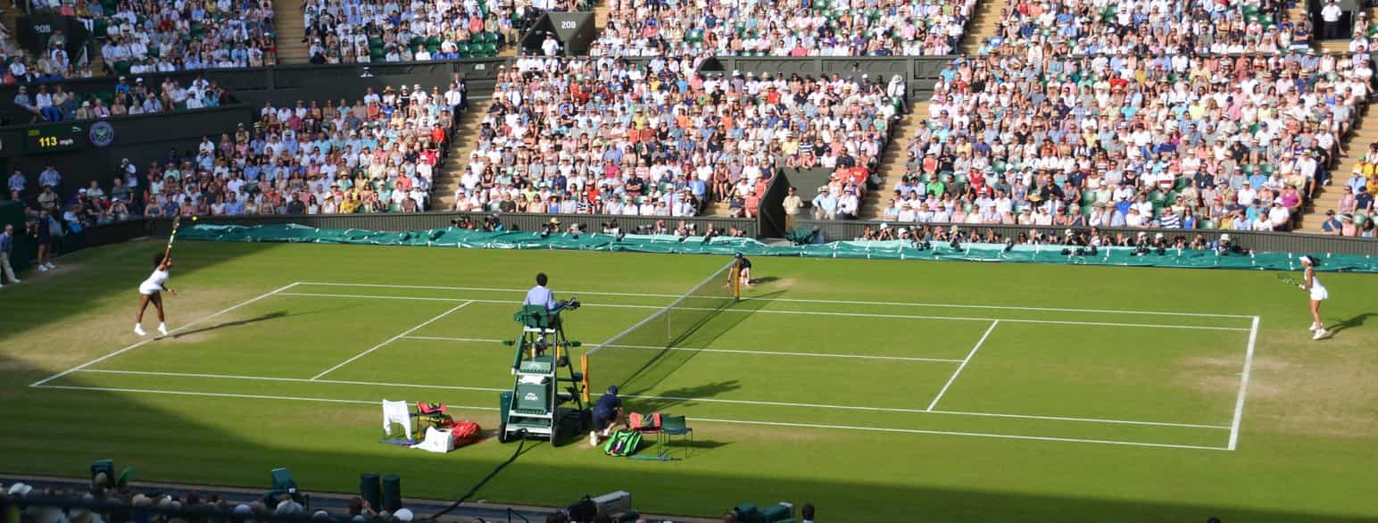 Serena Williams og Heather Watson under Wimbledon 2015.