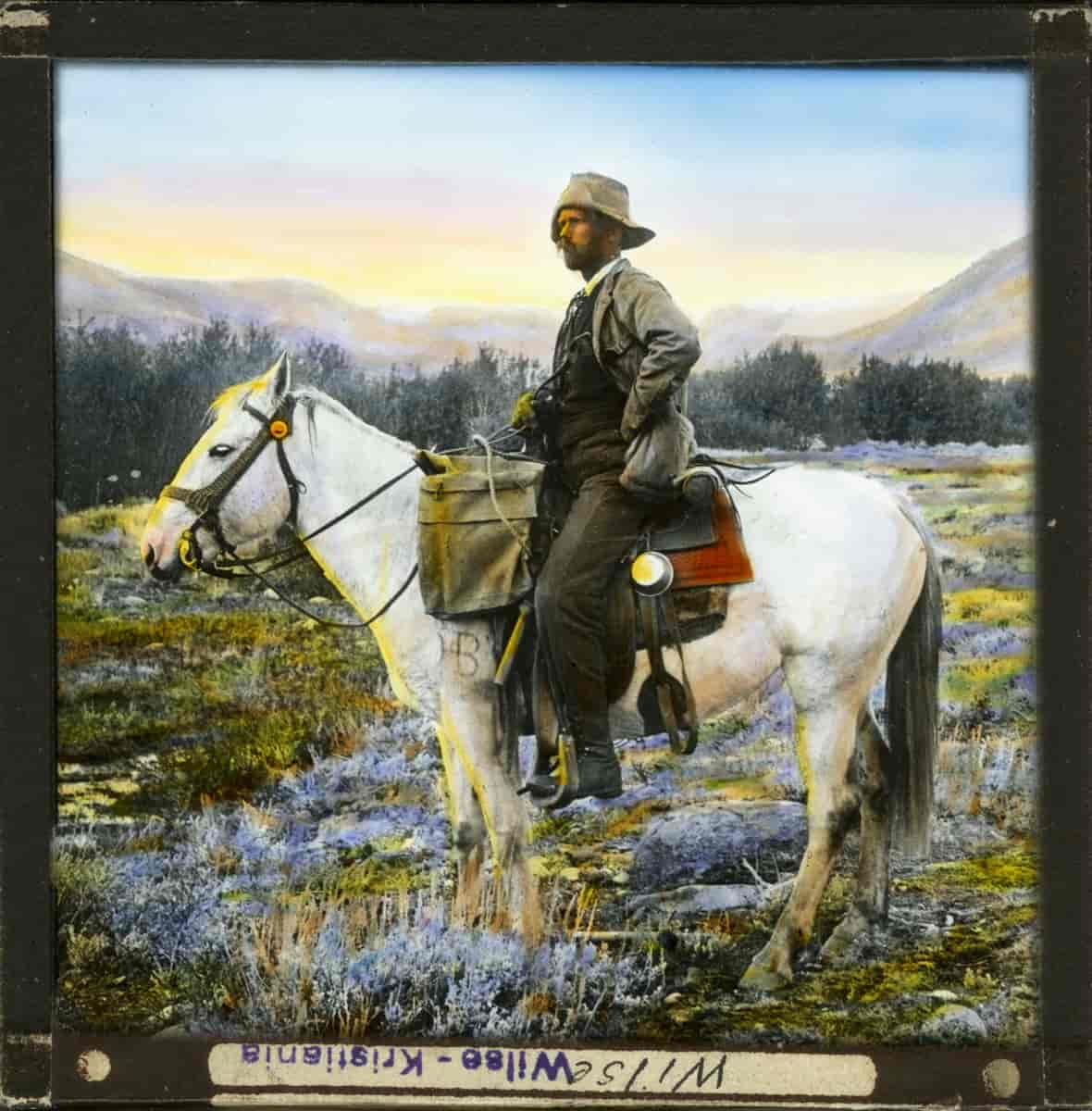 Anders Beer Wilse på en av sine ekspedisjoner i USA, sittende på ponnien Pussy.