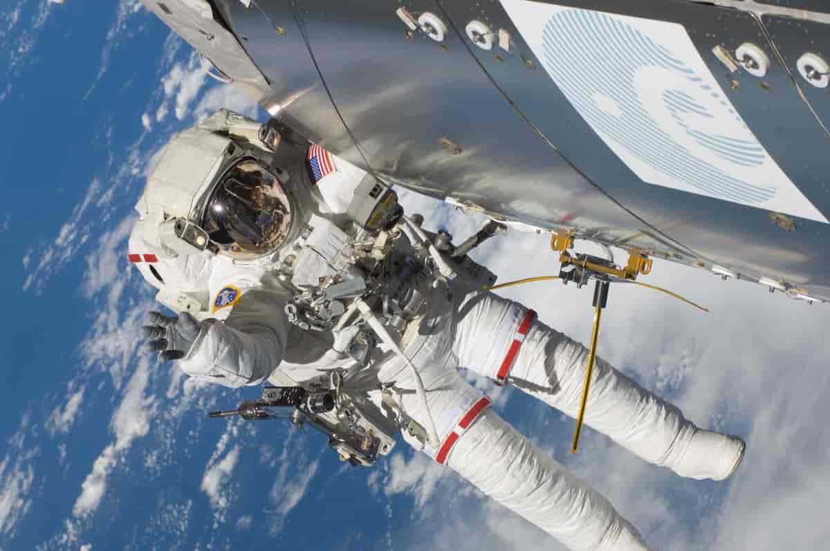 Astronaut Randolph Bresnik monterer NORAIS på ISS i 2009