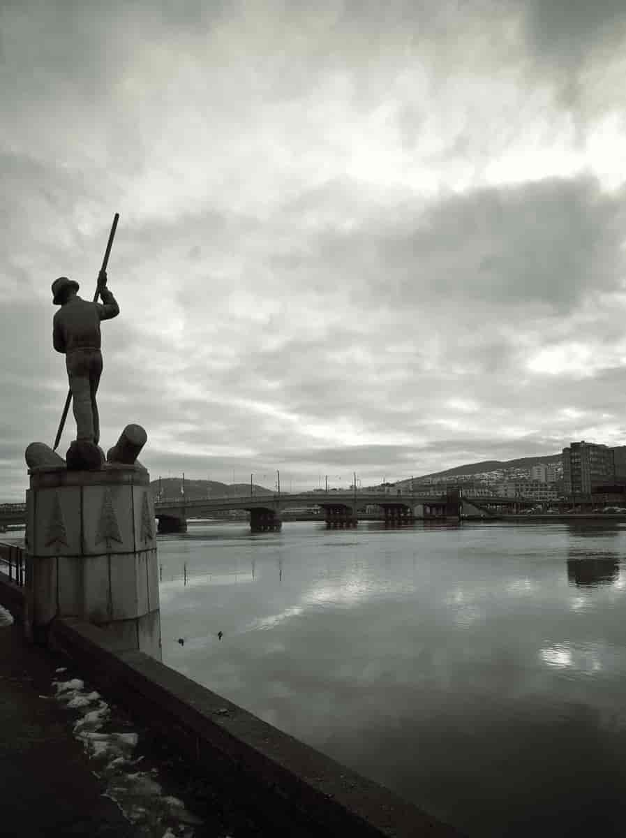 Statue av tømmerfløter ved Drammenselva