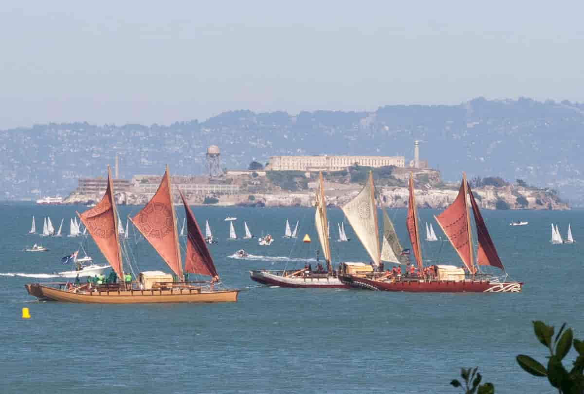 Polynesiske fartøy utenfor Alcatraz i San Francisco