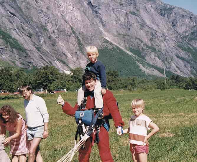 Carl med Trond Grüner på skuldrene etter et vellykket hopp fra Trollveggen.
