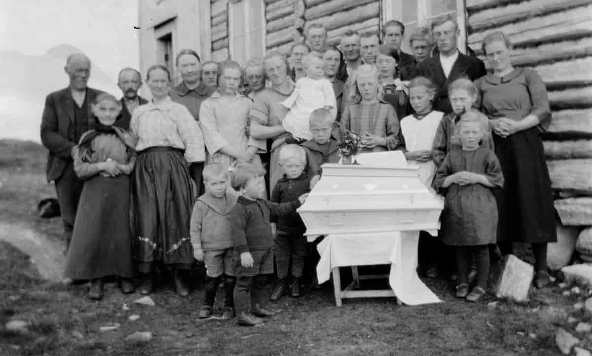 En barnebegravelse på Dønna i Nordland i mellomkrigstiden.