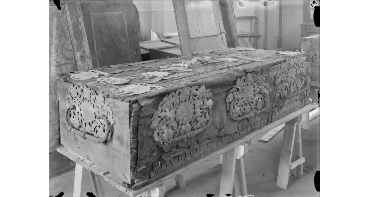 En av Bjelke-sarkofagene på Austrått under restaurering.