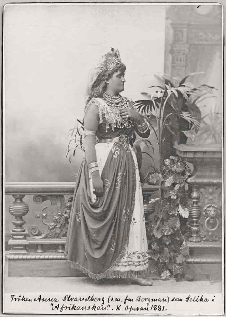 Anna Strandberg som Selika i operaen Afrikanerinnen, Kungliga Operan, Stockholm 1881.