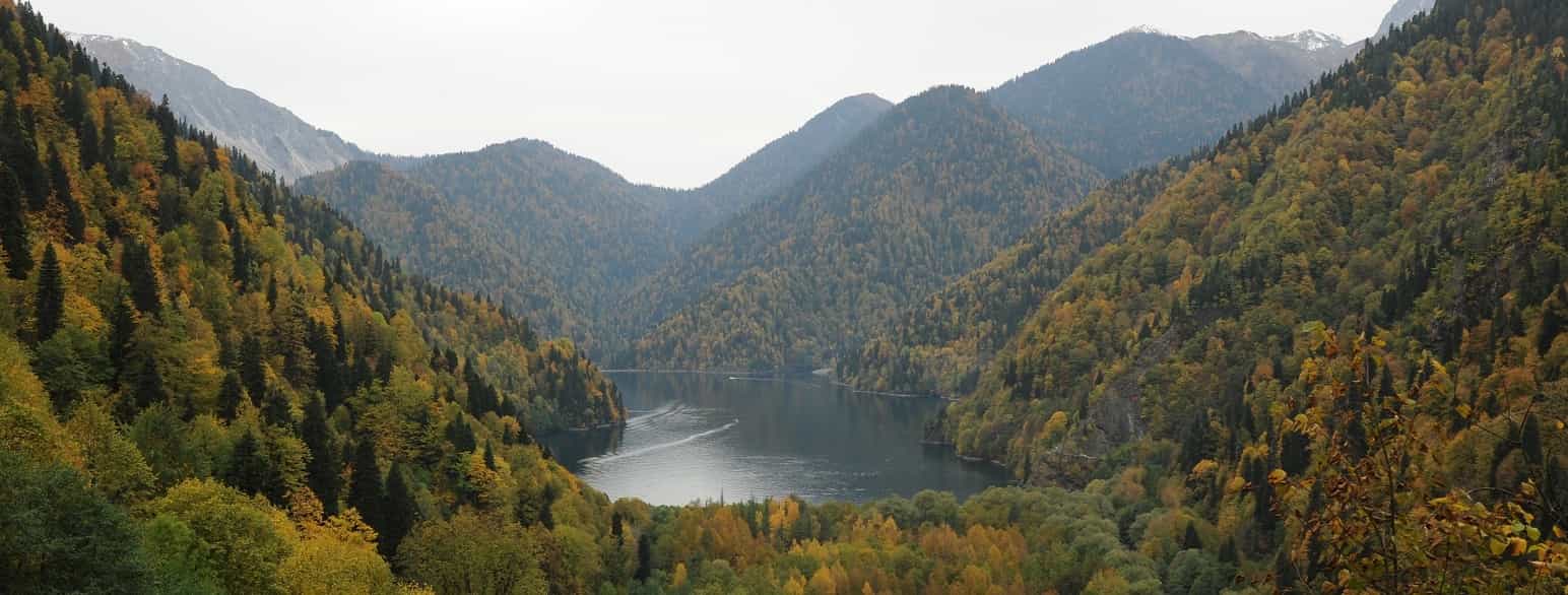 Innsjøen Ritsa i Abkhasia