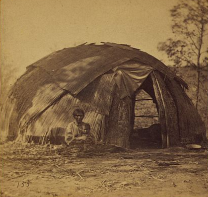 Kvinne med barn foran kuppelformet wigwam (1865)