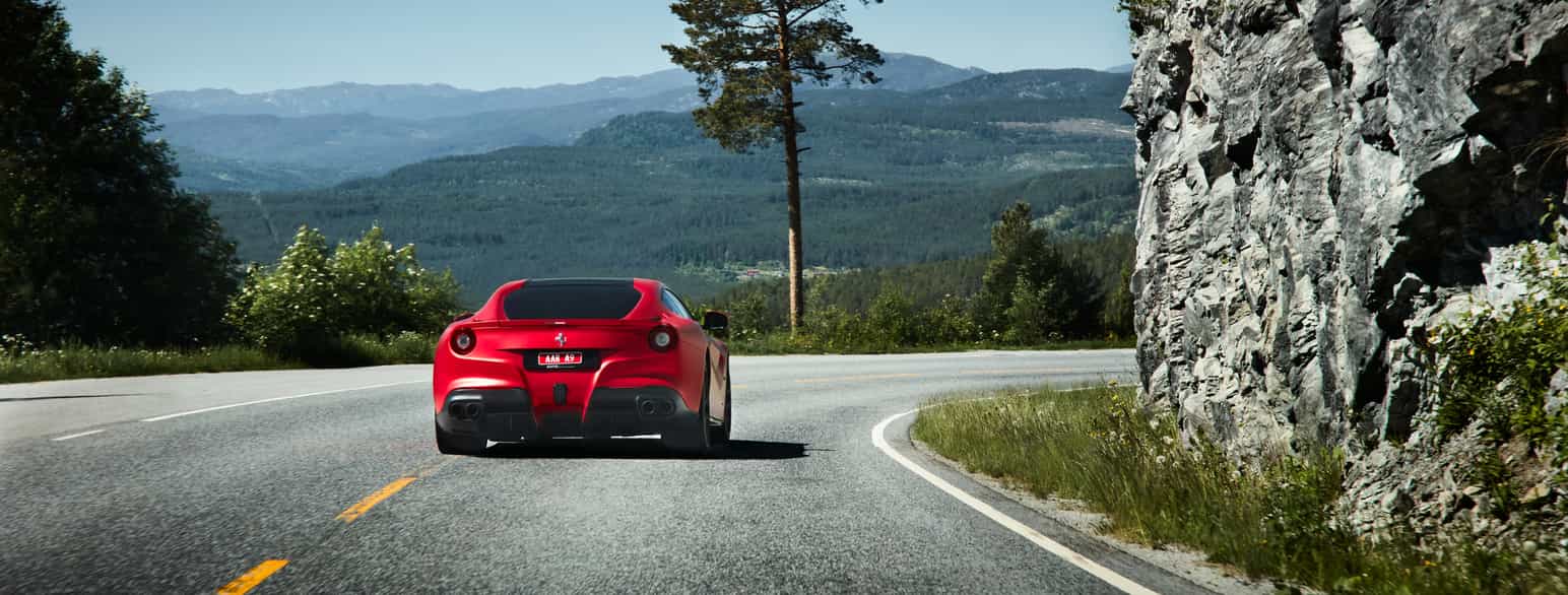 En dyr bil kan være et statussymbol. Her en Ferrari F12 på veien i Norge.