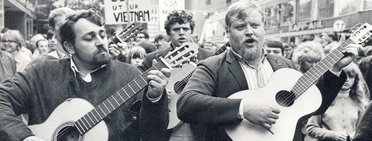Cornelis Vreeswijk, Fred Åkerström og Gösta Cervin i en demonstrasjon mot Vietnamkrigen