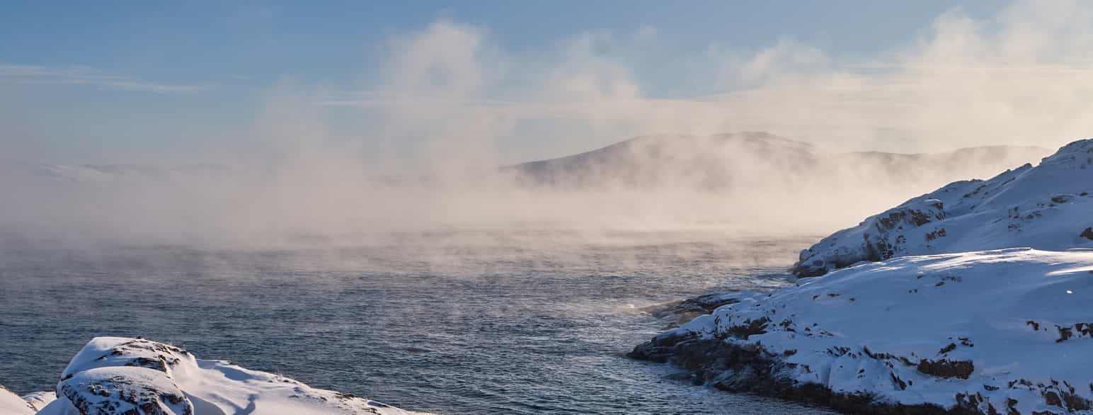 Frostrøyk på sjøen ved barentshavskysten av Kolahalvøya, Russland
