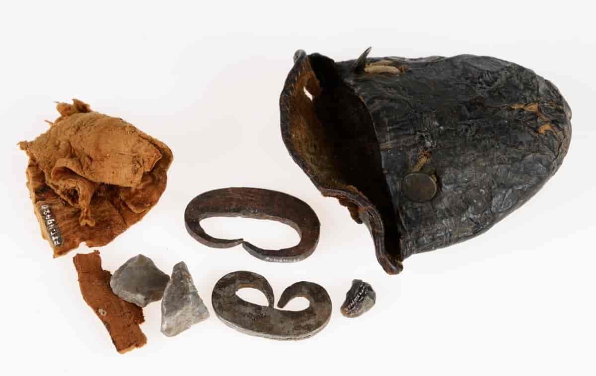 En fyrtøypung med to ildstål, tre flintsteiner og to biter knusk. Den stammer fra Budalen i Trøndelag.