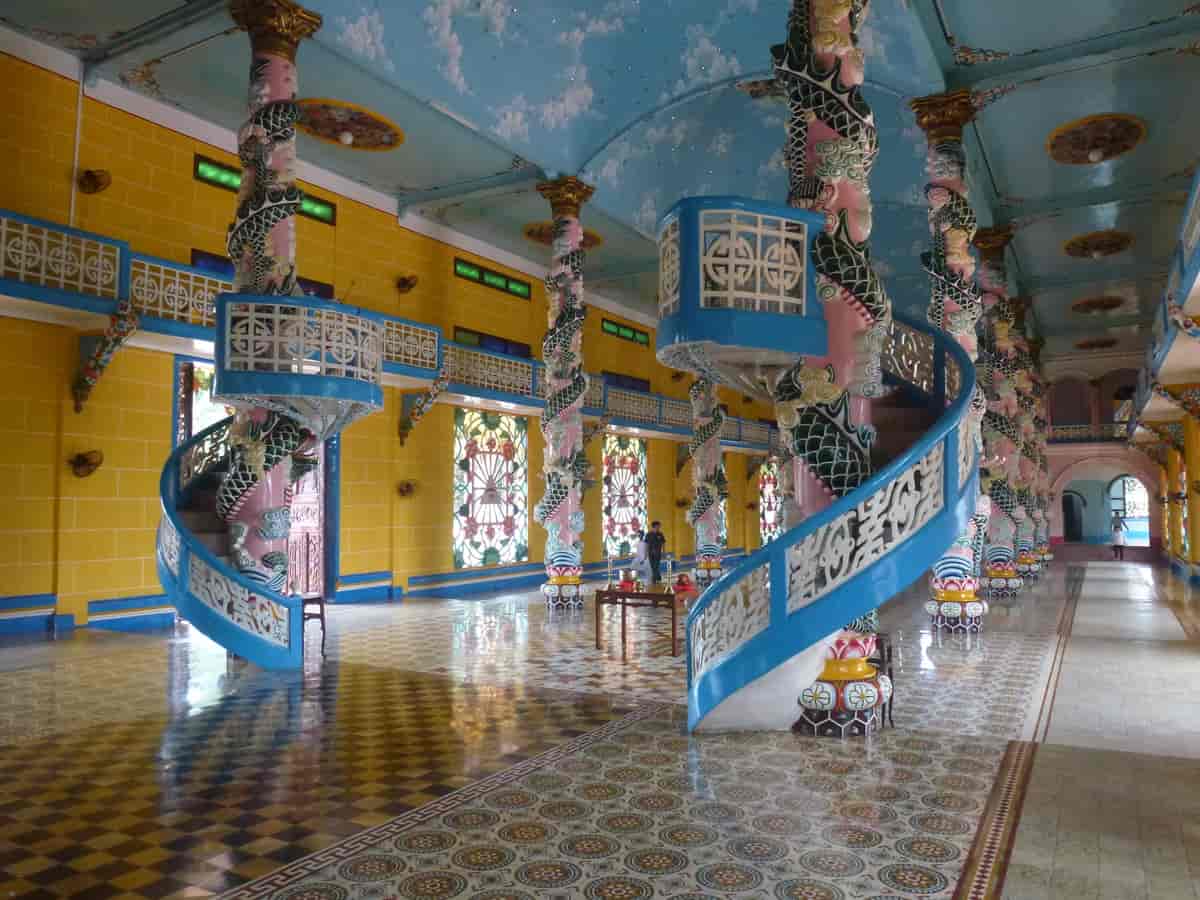 De to prekestolene i Cao Dai-templet, en prekestol for menn og en annen for kvinner.