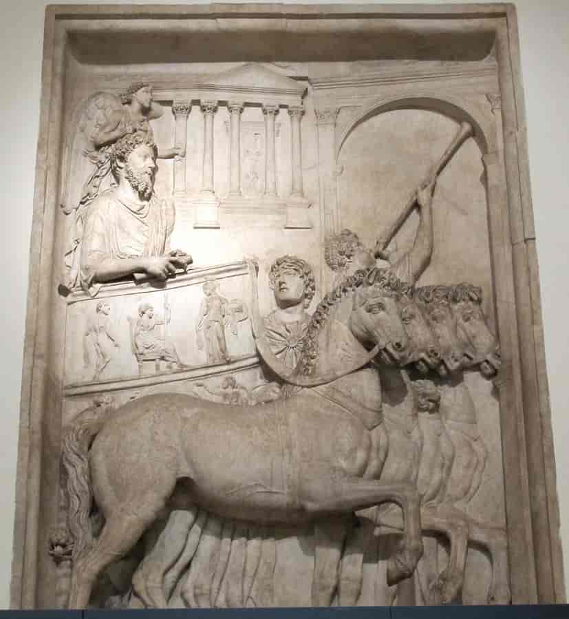 Marcus Aurelius feirer triumfen i krigen mot markomannerne i 176 evt. Relieffet har tilhørt en ødelagt triumfbue.