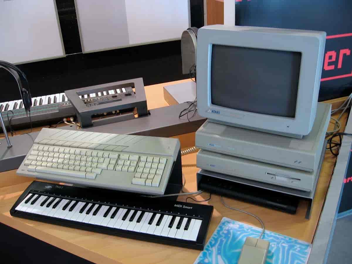 Typisk oppsett fra siste halvdel av 1980-tallet med datamaskin (Atari ST) med integrert MIDI-sequencer og ekstern MIDI-kontroller (TerraTec/Profimedia Midi Smart TMS3)