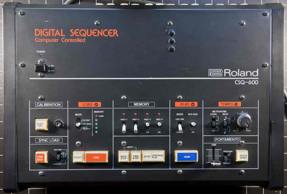 Digital sequencer CSQ-600 for kontroll av modulare analoge synthesizere som f.eks. Roland SYSTEM-100M.