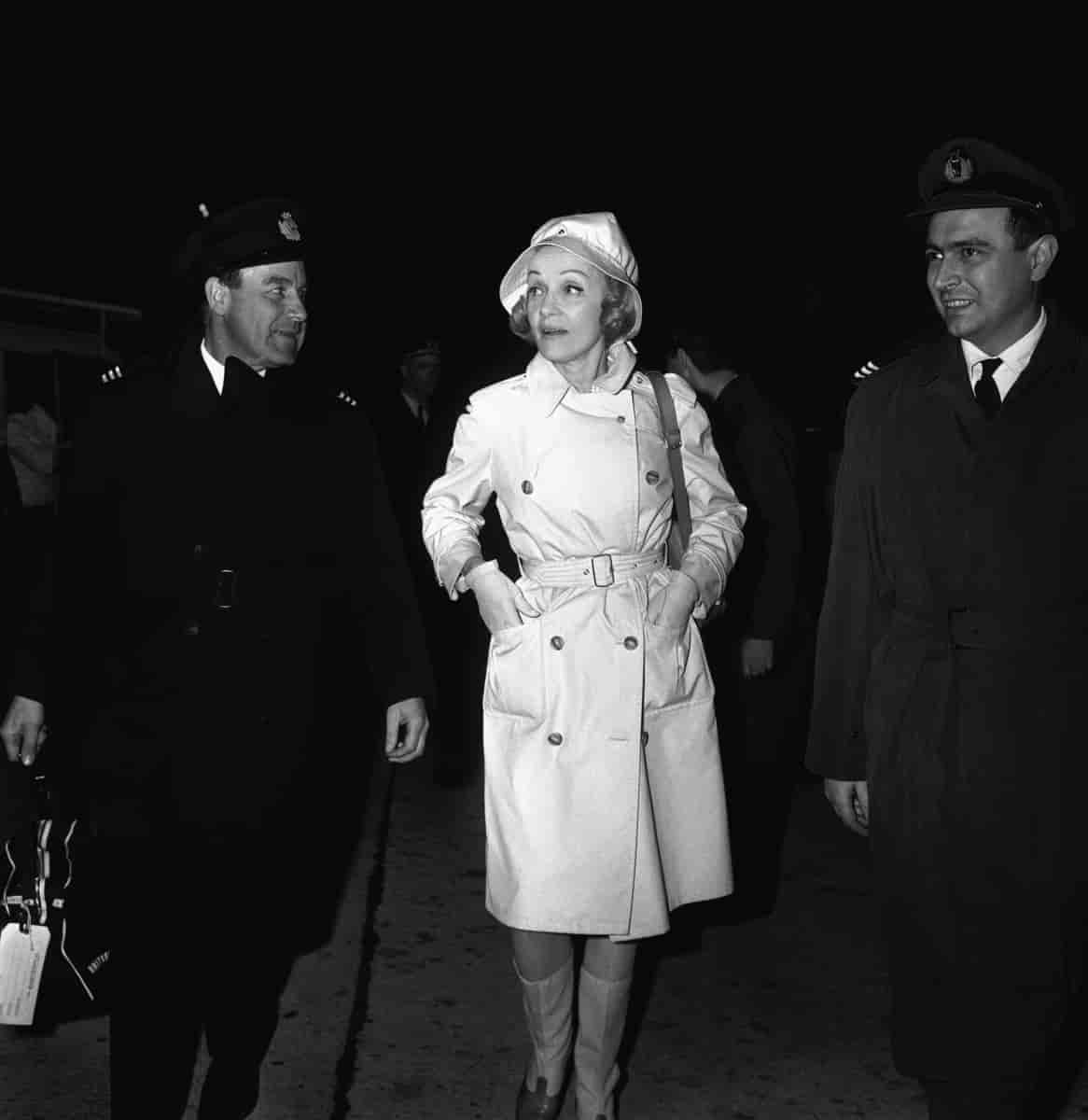 Marlene Dietrich i trench-coat