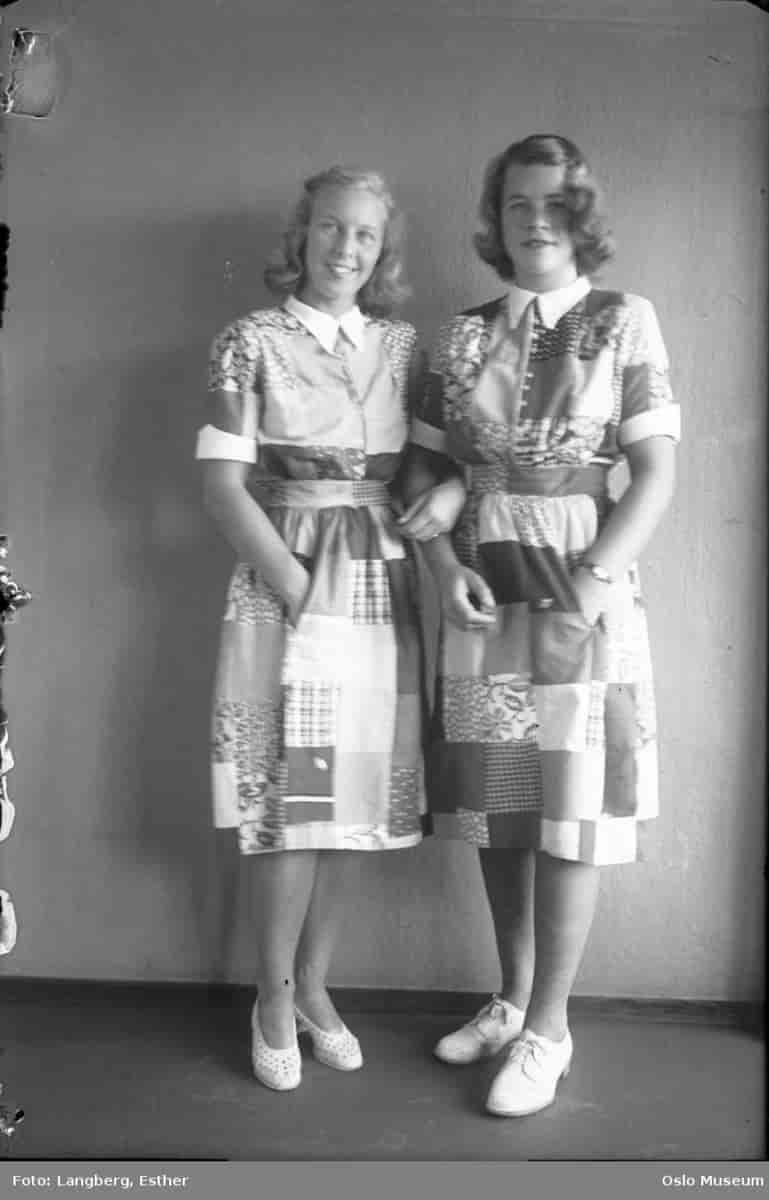 Kvinner iført kjoler i lappeteknikk, fotografert 1943 - 1949