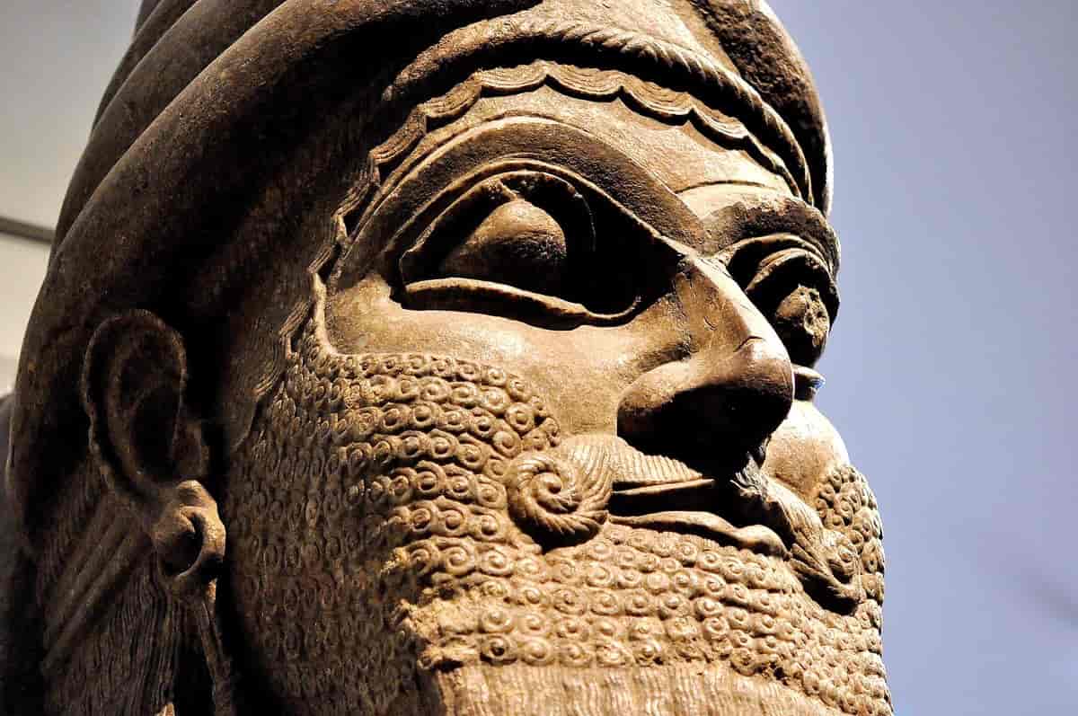 Statue fra 9-700 fvt. av den babylonske guden Lamassu, fra Nimrud i Irak.