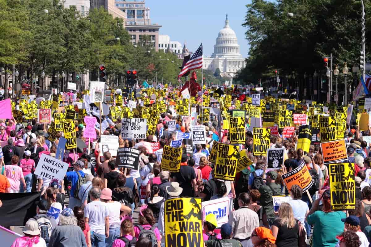 Irak-krigen i 2003 førte til store demonstrasjoner i en rekke land. Her fra Washington D.C. i 2007.