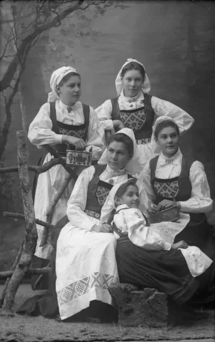 Fem jenter i Hardangerbunad