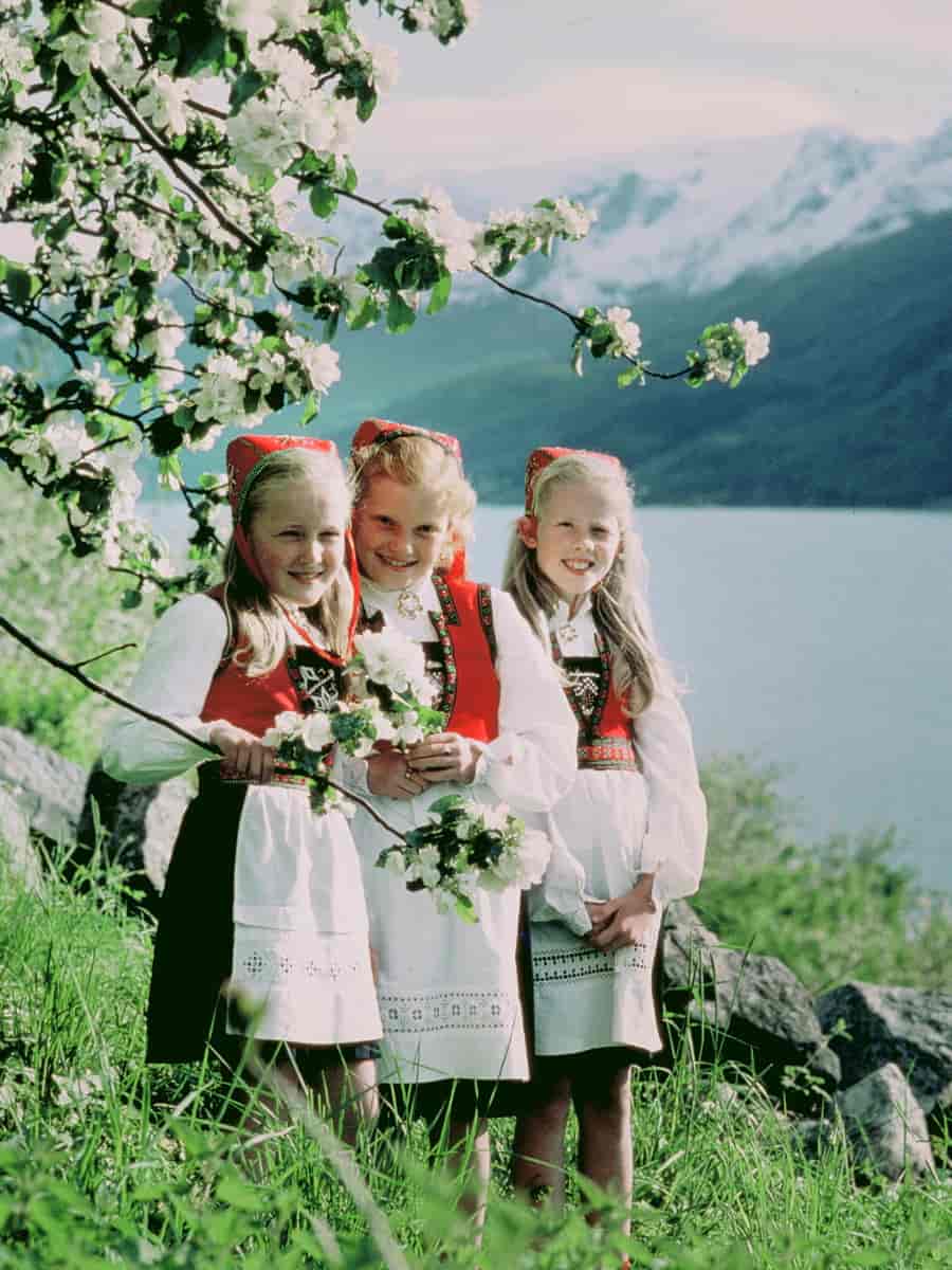 Fruktblomstring i Hardanger. Tre jenter i Hardangerbunad. 1965 - 1970