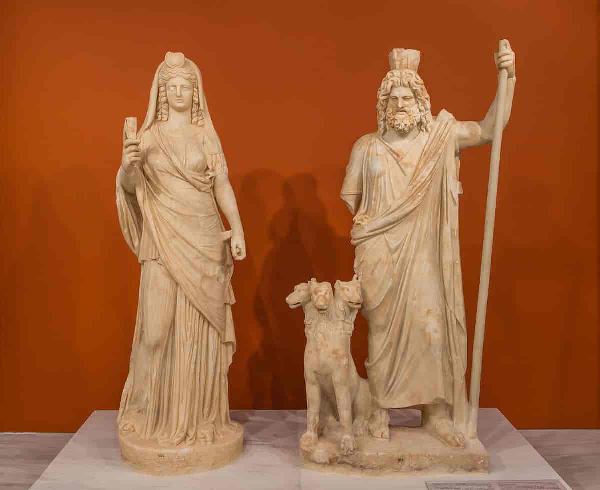 Gresk statue av Persefone (som Isis), Pluto (som Serapis) og hunden Cerberus.