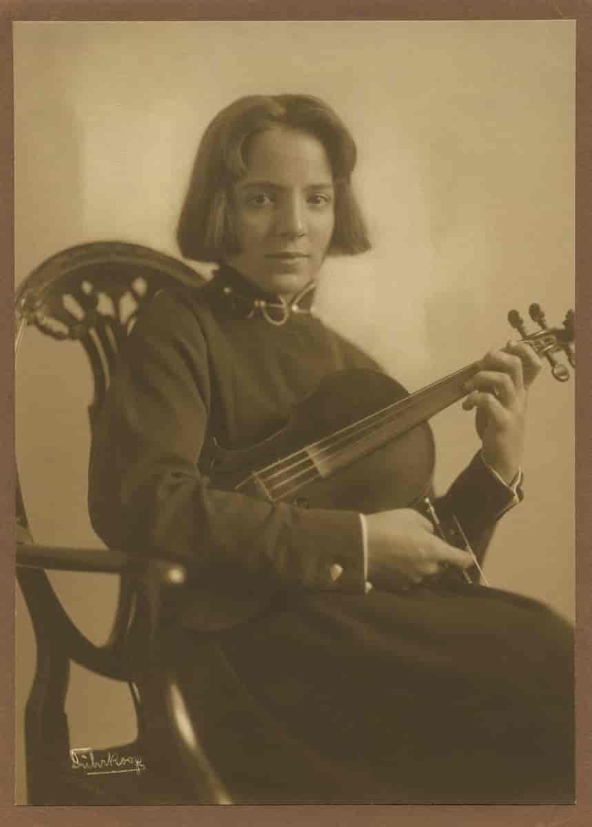 Sophie-Carmen Eckhardt-Gramatté med fiolin (1928)