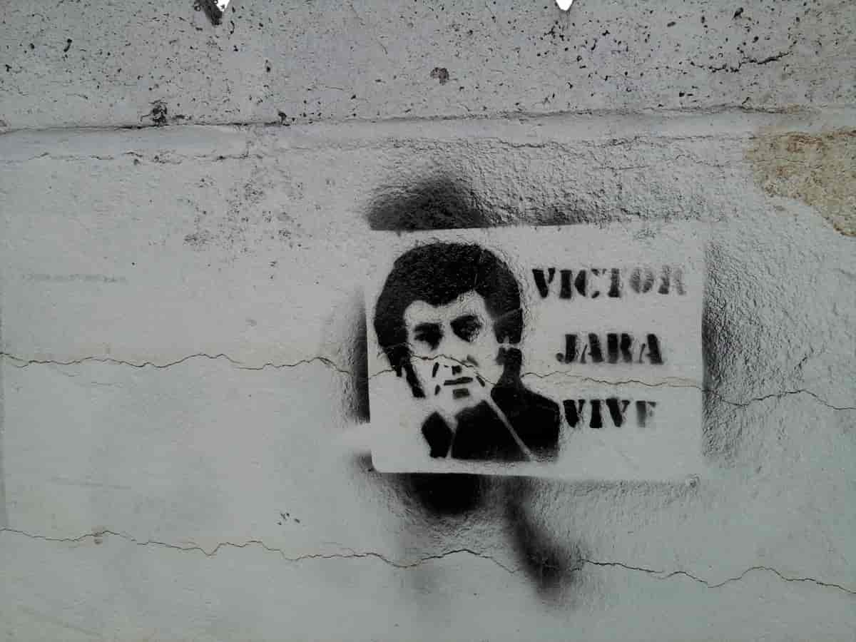 "Victor Jara lever" står det ved siden av dette portrettet, malt på en mur i Chile