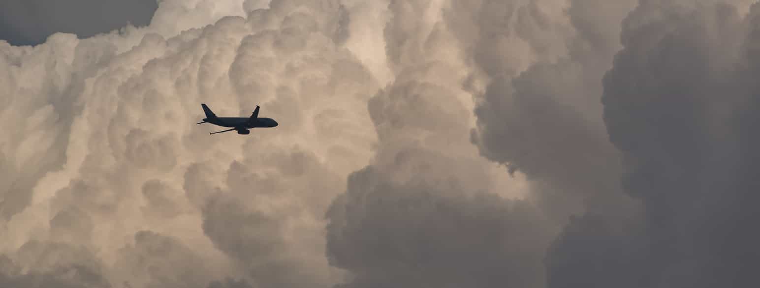 Et fly nærmer seg bygeskyer. Passasjerer og mannskap kan vente seg turbulens