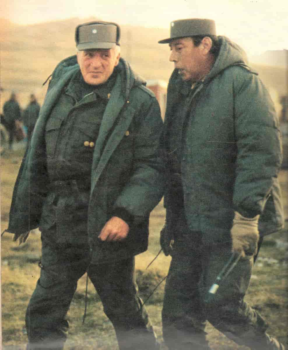 Galtieri (til høyre) på Falklandsøyene, i april 1982, da Argentina hadde invadert øygruppen.