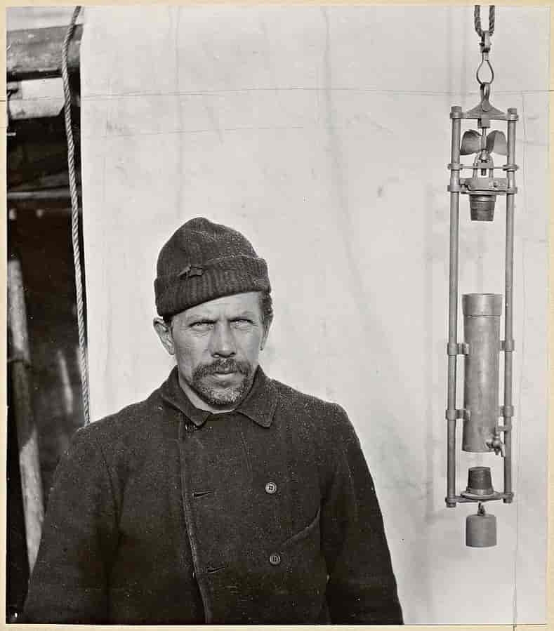 Førstemaskinist på polarskuta Fram, Anton Amundsen, med en Nansen vannhenter.